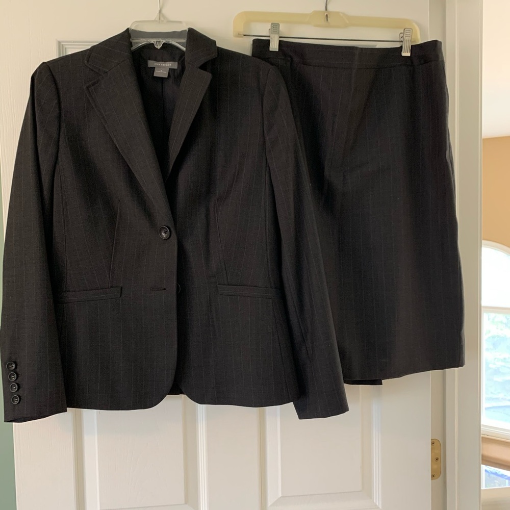 Business suit; It is gray with pink pinstripe